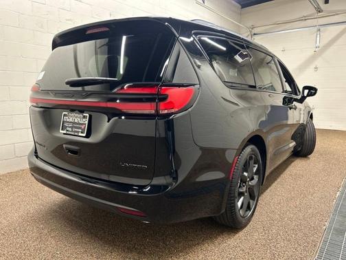 Diamond Black 2027 Chrysler Pacifica LIMITED