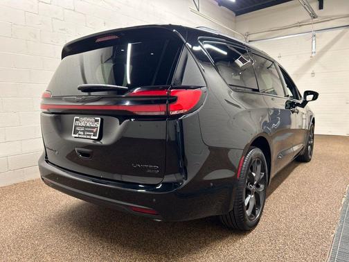 Diamond Black 2025 Chrysler Pacifica Limited