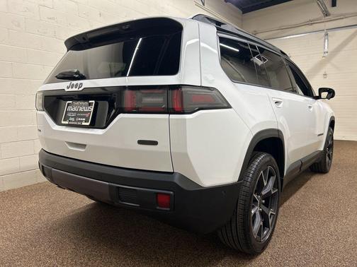 Bright White Clearcoat 2026 Jeep Cherokee Overland