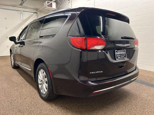 Dark Cordovan Pearlcoat 2017 Chrysler Pacifica Touring-L