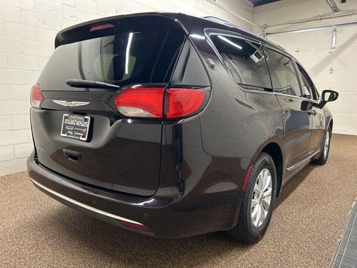 Dark Cordovan Pearlcoat 2017 Chrysler Pacifica Touring-L