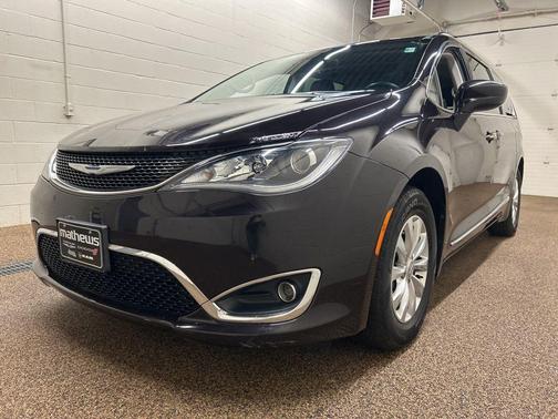 Dark Cordovan Pearlcoat 2017 Chrysler Pacifica Touring-L