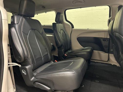 Dark Cordovan Pearlcoat 2017 Chrysler Pacifica Touring-L