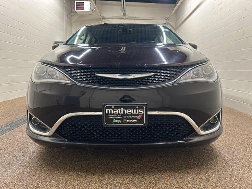 Dark Cordovan Pearlcoat 2017 Chrysler Pacifica Touring-L