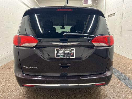 Dark Cordovan Pearlcoat 2017 Chrysler Pacifica Touring-L