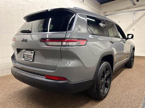 Sting Gray Clearcoat 2027 Jeep Grand Cherokee L Limited