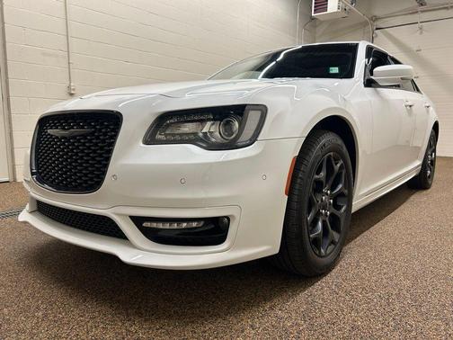 2023 Chrysler 300 Touring L