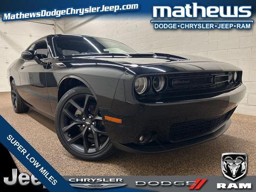 Pitch Black Clearcoat 2022 Dodge Challenger SXT