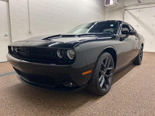 Pitch Black Clearcoat 2022 Dodge Challenger SXT