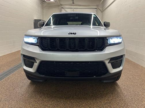 Silver Zynith 2024 Jeep Grand Cherokee Laredo