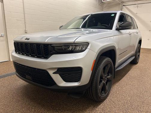 Silver Zynith 2024 Jeep Grand Cherokee Laredo