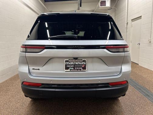 Silver Zynith 2024 Jeep Grand Cherokee Laredo