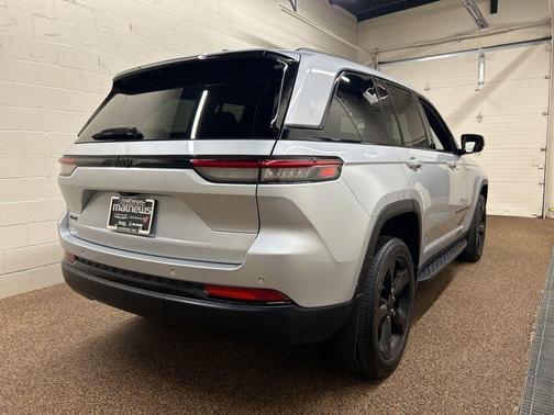 Silver Zynith 2024 Jeep Grand Cherokee Laredo