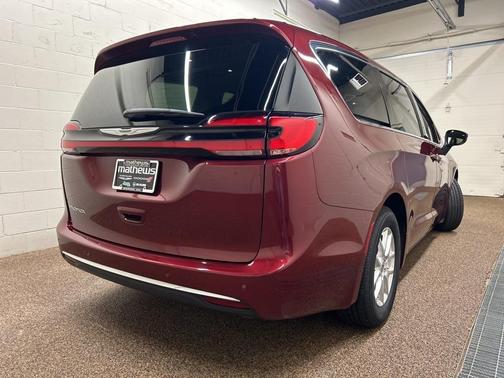 2023 Chrysler Pacifica Touring-L