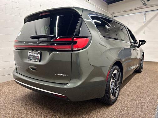 Olive Green Pearlcoat 2027 Chrysler Pacifica LIMITED