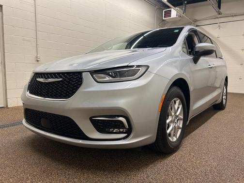 2023 Chrysler Pacifica Touring-L