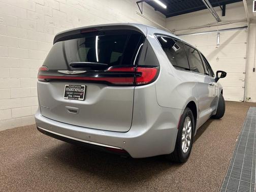 2023 Chrysler Pacifica Touring-L