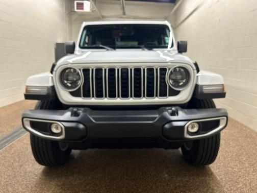 Bright White Clearcoat 2025 Jeep Wrangler Sahara