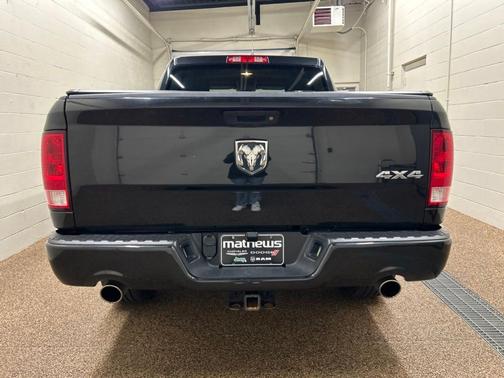 Brilliant Black Crystal Pearlcoat 2017 RAM 1500 Express