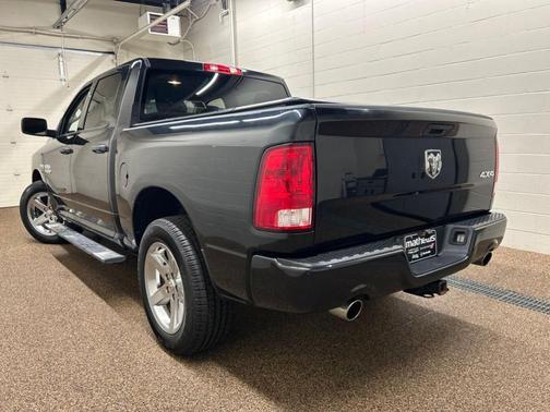 Brilliant Black Crystal Pearlcoat 2017 RAM 1500 Express