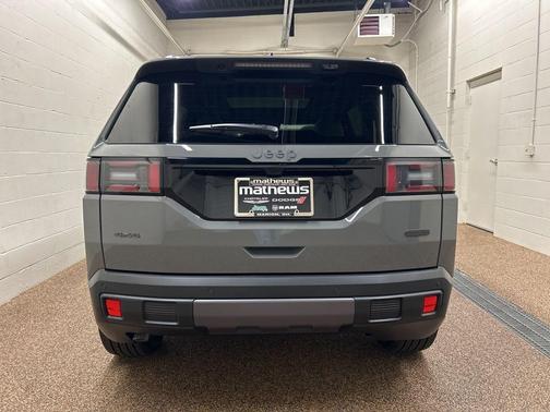 Sting Gray Clearcoat 2026 Jeep Cherokee Overland