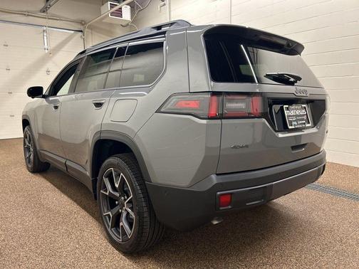 Sting Gray Clearcoat 2026 Jeep Cherokee Overland