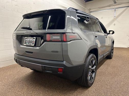 Sting Gray Clearcoat 2026 Jeep Cherokee Overland