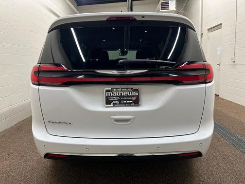 2024 Chrysler Pacifica Touring-L