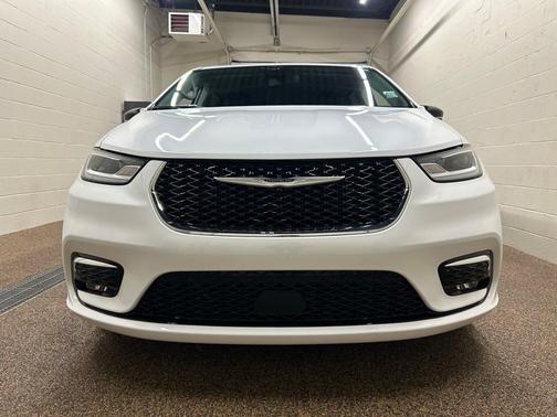 2024 Chrysler Pacifica Touring-L