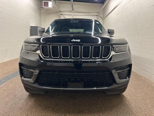 Diamond Black 2026 Jeep Grand Cherokee Laredo