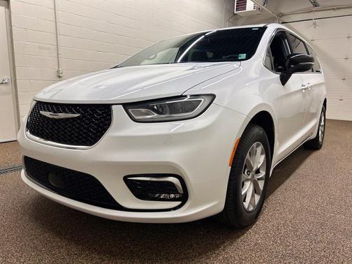 Bright White Clearcoat 2025 Chrysler Pacifica Select
