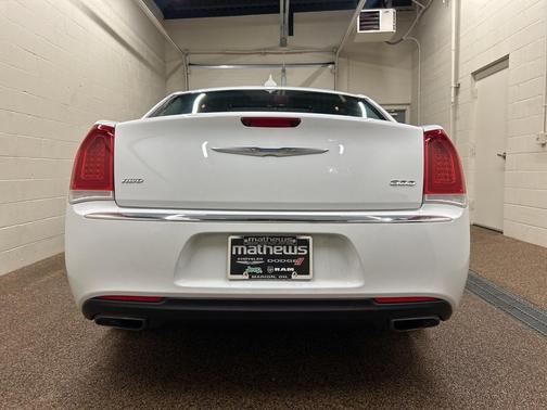 2018 Chrysler 300 Touring