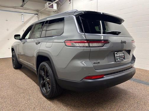 Sting Gray Clearcoat 2027 Jeep Grand Cherokee L Limited
