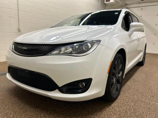 Bright White Clearcoat 2019 Chrysler Pacifica Touring Plus
