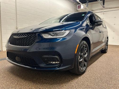 Fathom Blue Pearlcoat 2024 Chrysler Pacifica Touring-L