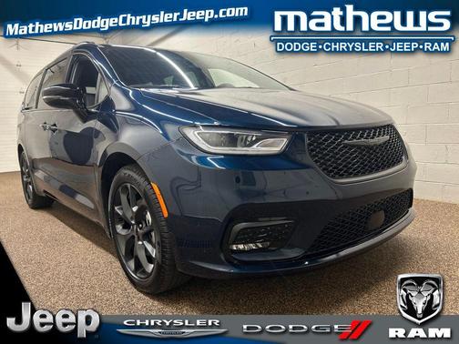 Fathom Blue Pearlcoat 2024 Chrysler Pacifica Touring-L