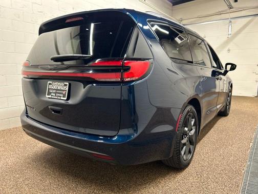 Fathom Blue Pearlcoat 2024 Chrysler Pacifica Touring-L