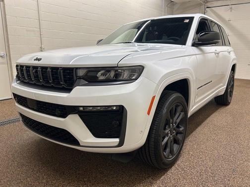 Bright White Clearcoat 2026 Jeep Grand Cherokee Limited