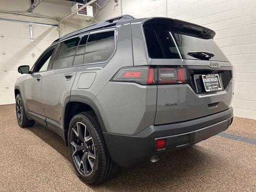 Sting Gray Clearcoat 2026 Jeep Cherokee Overland