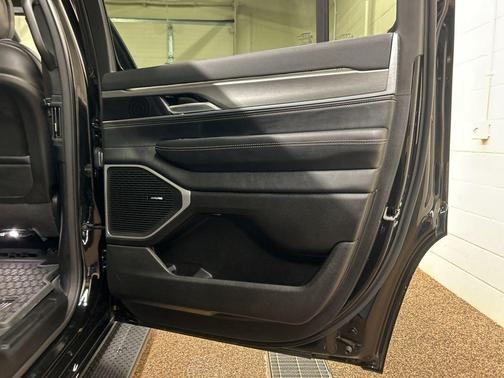 Diamond Black 2024 Jeep Wagoneer Series II