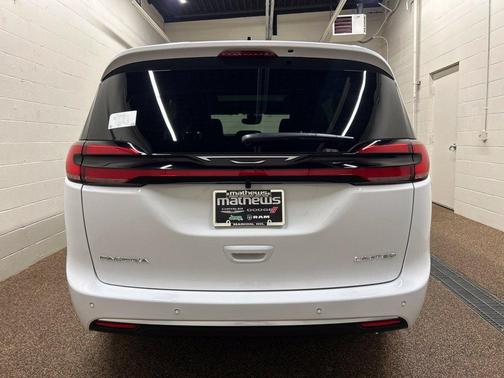 Bright White Clearcoat 2027 Chrysler Pacifica LIMITED