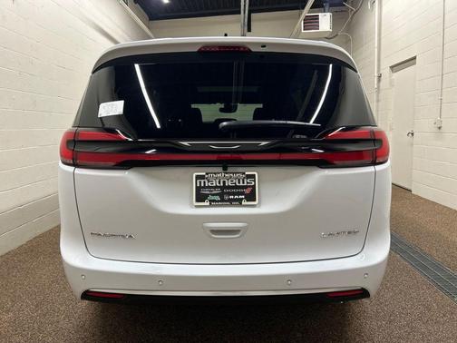 Bright White Clearcoat 2027 Chrysler Pacifica LIMITED