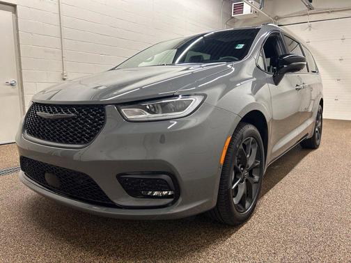 Ceramic Gray Clearcoat 2025 Chrysler Pacifica Limited
