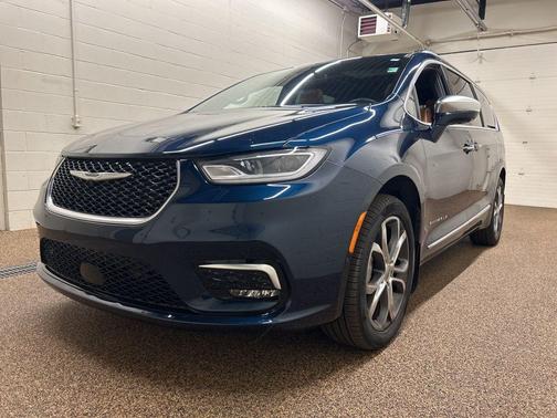 Fathom Blue Pearlcoat 2024 Chrysler Pacifica Pinnacle