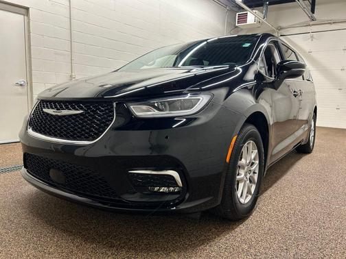 Diamond Black 2024 Chrysler Pacifica Touring-L