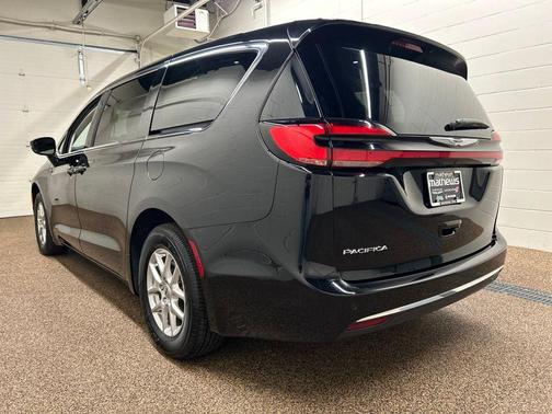 Diamond Black 2024 Chrysler Pacifica Touring-L