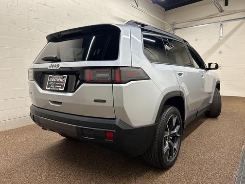 Silver Zynith Clearcoat 2026 Jeep Cherokee Overland