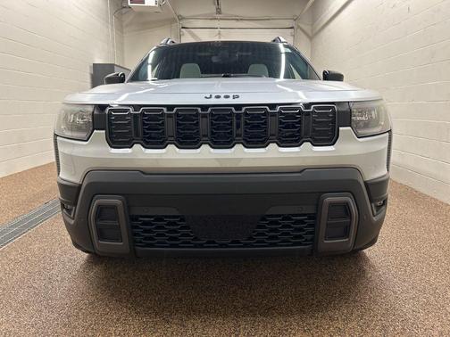 Silver Zynith Clearcoat 2026 Jeep Cherokee Overland