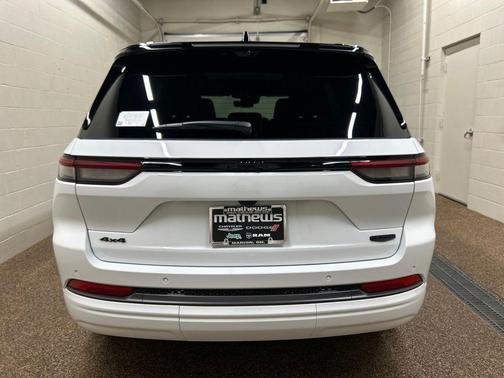 Bright White Clearcoat 2026 Jeep Grand Cherokee Summit