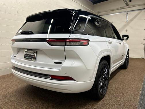 Bright White Clearcoat 2026 Jeep Grand Cherokee Summit
